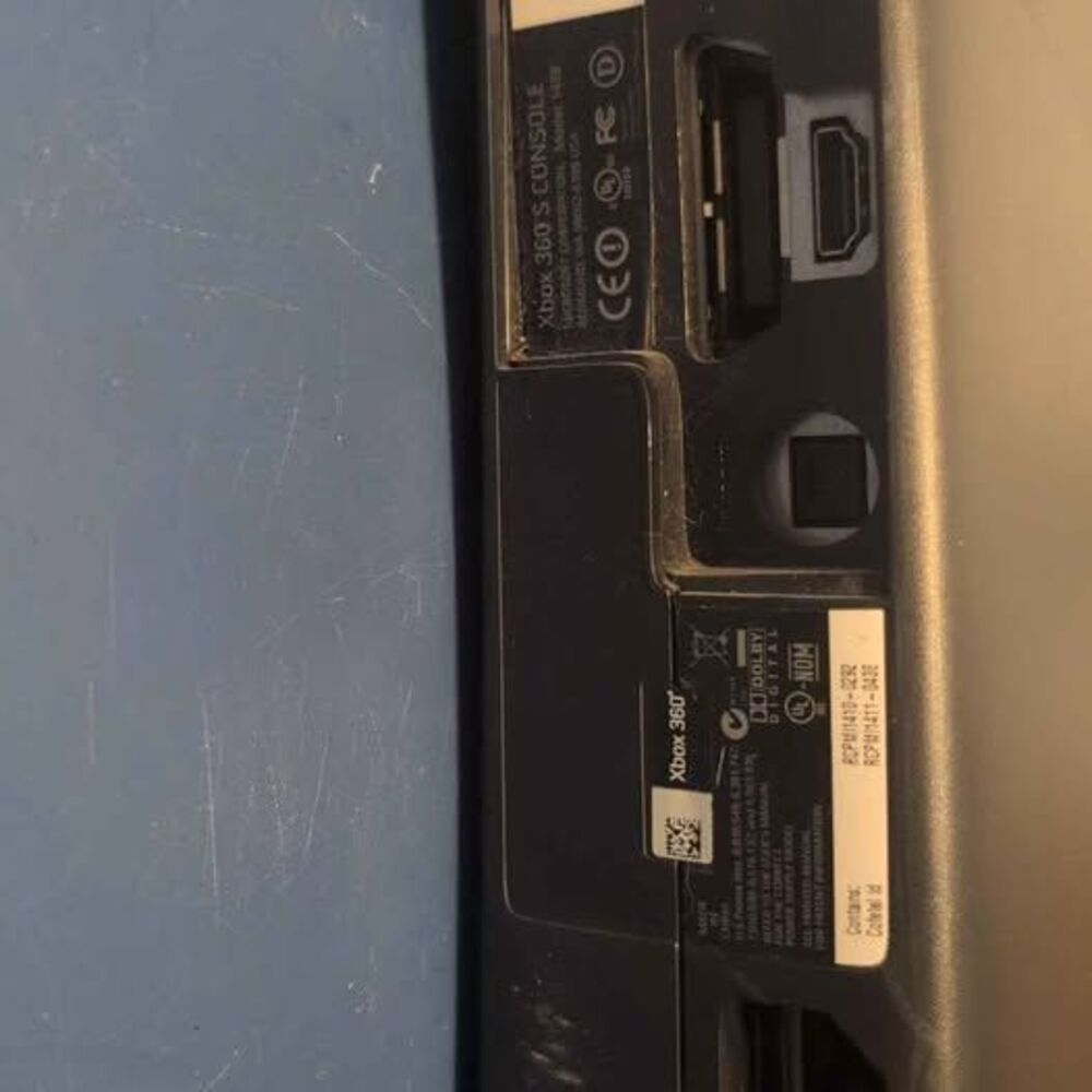 Xbox 360 S Console with Controller - Picture 7 of 8